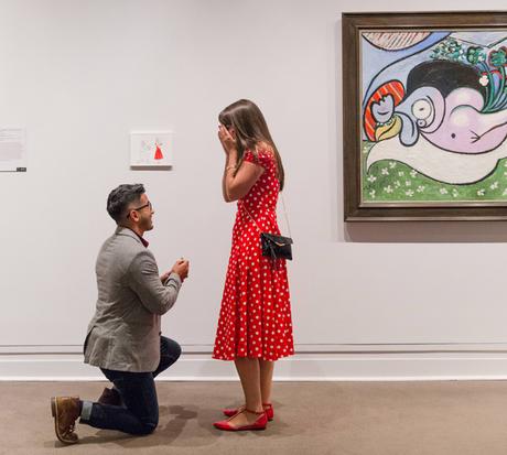 Il lui demande sa main en accrochant son tableau dans le Metropolitan Museum of Art