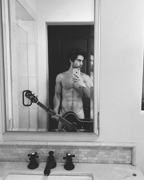 SEXY : What about a jam session with Max Ehrich ?