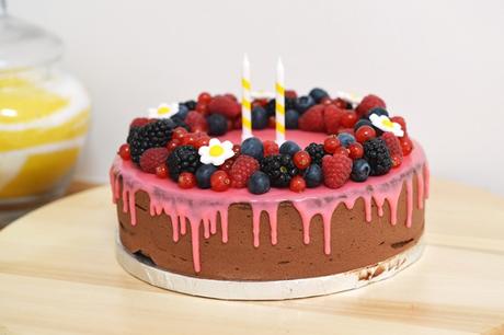 Drip cake chocolat fruits rouges sans gluten pour une birthday party tutty frutty drip cake sans gluten chocolat fruits rouges