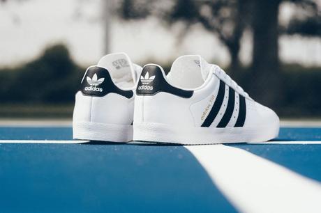 L’Adidas 350 s’offre un nouveau coloris “White/Black/Gold”