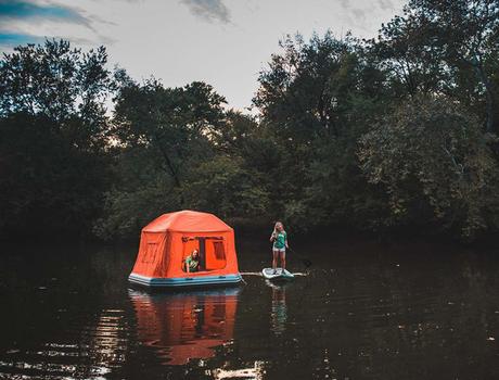 Lancement d’une tente flottante pour camper sur l’eau