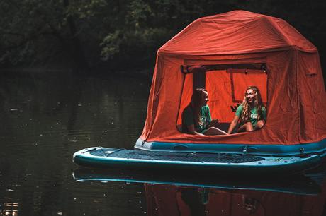 Lancement d’une tente flottante pour camper sur l’eau