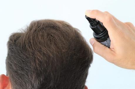 Application du spray Toppik pour coiffer et faire tenir les fibres