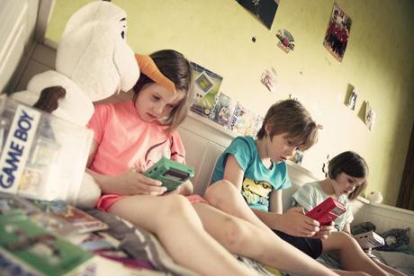 Les enfants découvrent la Game Boy