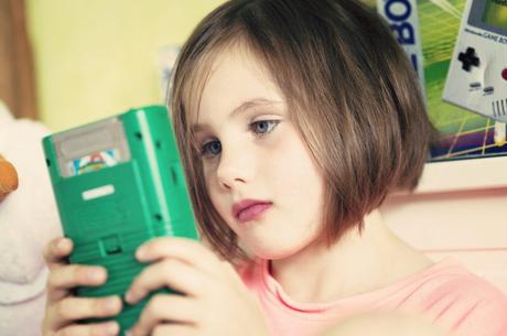 Les enfants découvrent la Game Boy - Juliette sur Super Mario Land 2