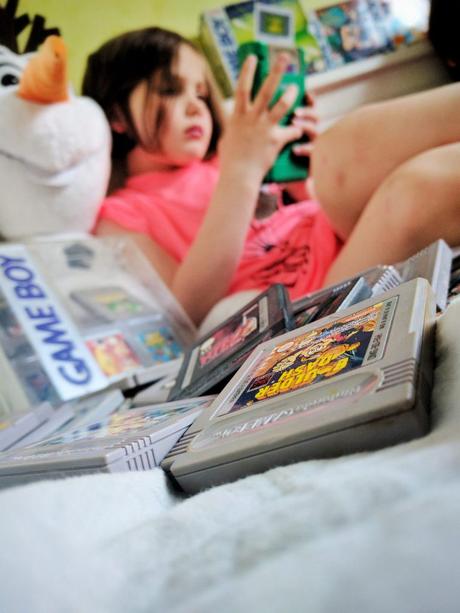 Les enfants découvrent la Game Boy - La boite à trésor