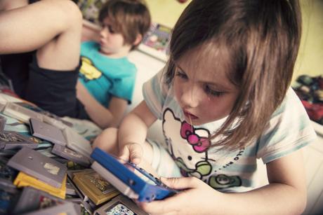 Les enfants découvrent la Game Boy - On y voit pas grand chose !