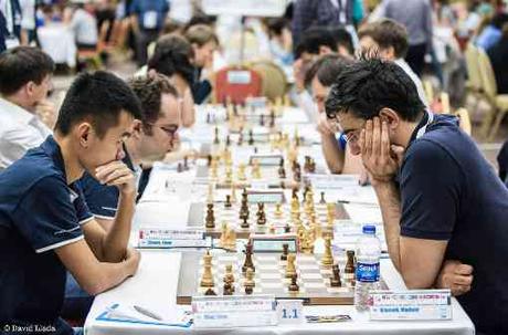 Le duel entre Ding Liren (2772 Elo - Alkaloid) et Vladimir Kramnik (2794 Elo - Globus) lors de la ronde 6 s'est soldé par le partage du point, tout comme le match entre les deux équipes - Photo © David Llada