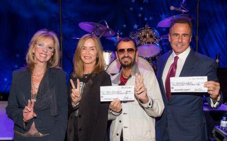 Ringo Starr : un gros chèque  pour les victimes des attentats #RingoStarr #lasVegas