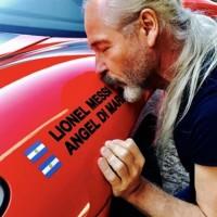 Un artiste argentin décore sa Ferrari en hommage à Messi et Di Maria