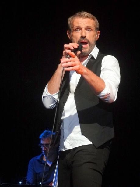 Lambert Wilson chante Yves Montand à La Madeleine, Bruxelles, le 17 octobre 2017.