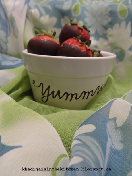 FRAISES ENROBÉES DE CHOCOLAT / CHOCOLATE COVERED STRAWBERRIES / FRESAS CUBIERTAS CON CHOCOLATE / توت مغمس في الشوكولاته FRAISES ENROBÉES DE CHOCOLAT / CHOCOLATE COVERED STRAWBERRIES / FRESAS CUBIERTAS CON CHOCOLATE / توت مغمس في الشوكولاته