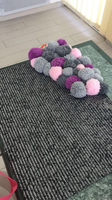 Un tapis en pompons de laine pour nos douces soirées d’hiver Un tapis en pompons de laine pour nos douces soirées d’hiver