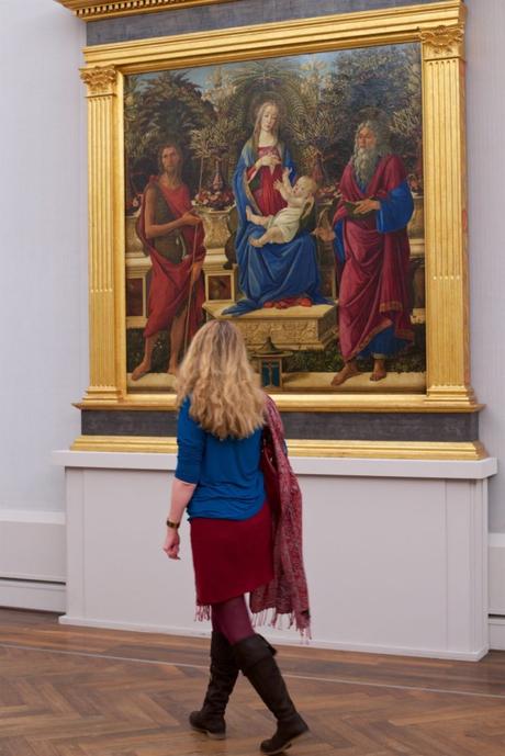 Quand des visiteurs sont assortis aux œuvres du musée