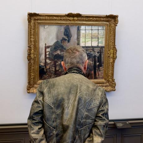 Quand des visiteurs sont assortis aux œuvres du musée