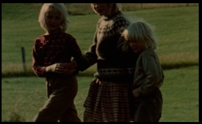 # 253/313 - Trois enfants en Islande