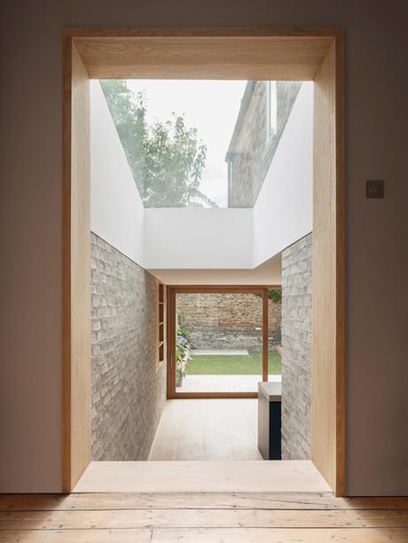 Une extension de maison qui combine subtilement la brique, le béton et le bois