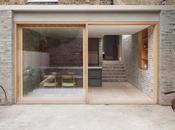 extension maison combine subtilement brique, béton bois