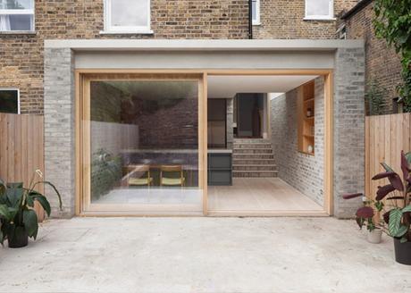 Une extension de maison qui combine subtilement la brique, le béton et le bois