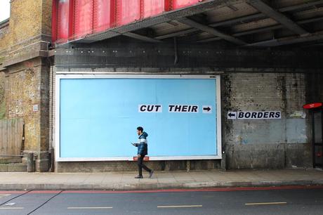 Cet artiste s’est mis en tête de détourner les panneaux publicitaires de Londres !
