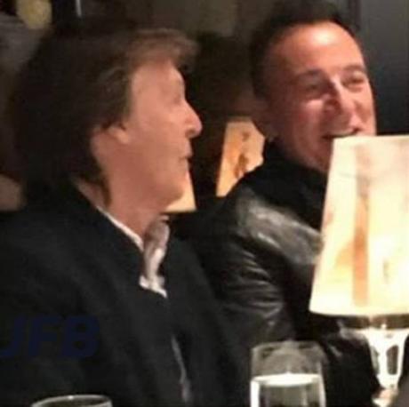 Deux Boss aux restairant #PaulMccartney #BruceSpringsteen #TheCarlyleRestaurant