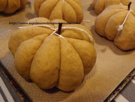 Petits pains briochés à la courge Butternut, farine d'épeautre T150, en forme de citrouilles Pour Halloween IG bas ,healthy,vegetarien