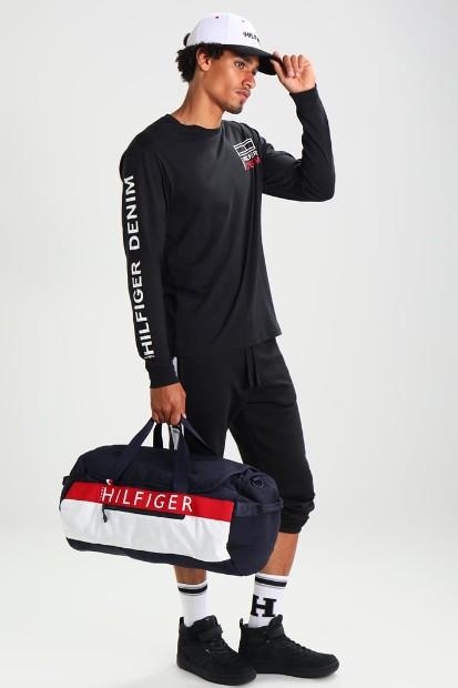 Hilfiger Denim X Zalando, une collaboration streetwear et minimaliste T-shirt manche longueTommy Hilfiger