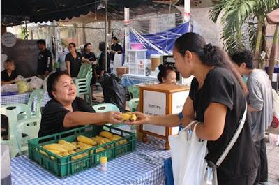 Thaïlande 2 millions de volontaires durant la période de crémation royale : Portraits