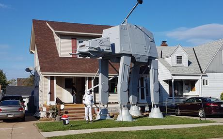 Halloween : il construit un AT-AT géant pour décorer sa maison
