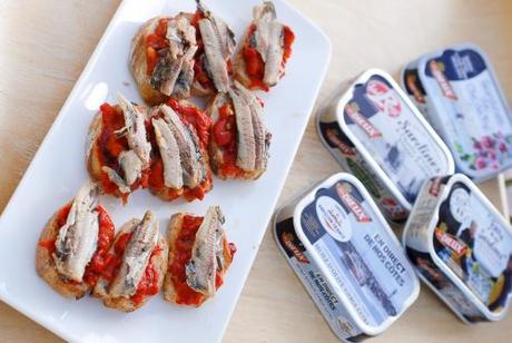 Tartines de sardines et salade de poivrons grillés