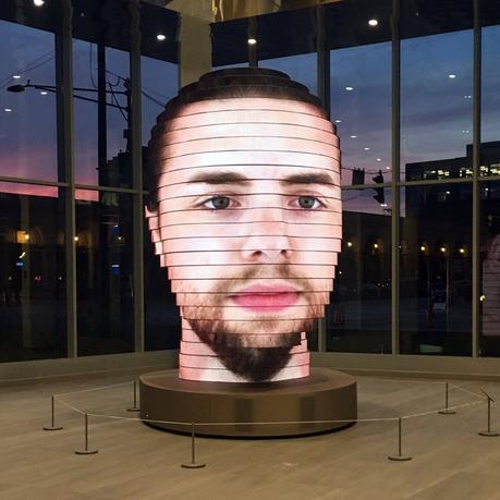 Cette sculpture 3D diffuse les plus grands selfies au monde