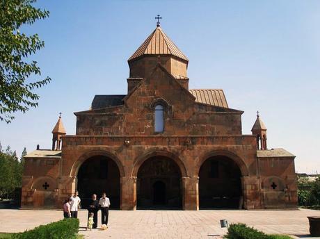 La façade de la cathédrale d'Echmiadzin.