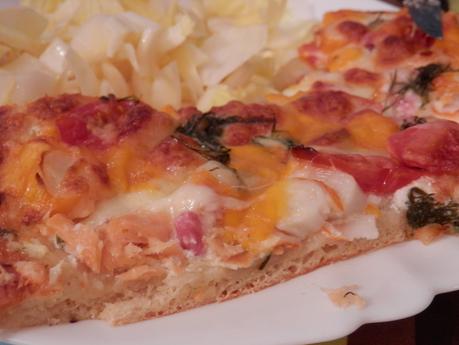 Pizza Saumon, tomates cerise, ail et fines herbes...comme le vendredi est doux... Pizza Saumon, tomates cerise, ail et fines herbes...comme le vendredi est doux...