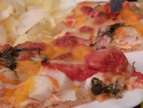 Pizza Saumon, tomates cerise, ail et fines herbes...comme le vendredi est doux... C'est fameux et on se régale !