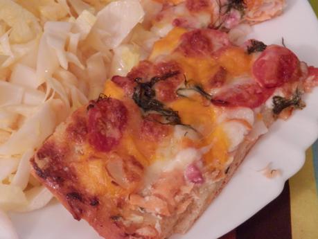 Pizza Saumon, tomates cerise, ail et fines herbes...comme le vendredi est doux... Pizza Saumon, tomates cerise, ail et fines herbes...comme le vendredi est doux...
