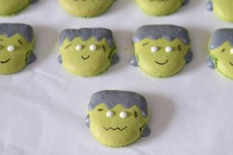 Dessinez les cicatrices et la bouche avec le feutre alimentaire noir