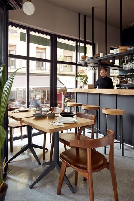 Le café Kinza à San Sebastian, un petit espace aménagé pour paraître plus grand !