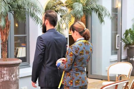 Un costume sur mesure au calme sur la terrasse relaxante et décontractée du BOB Hôtel