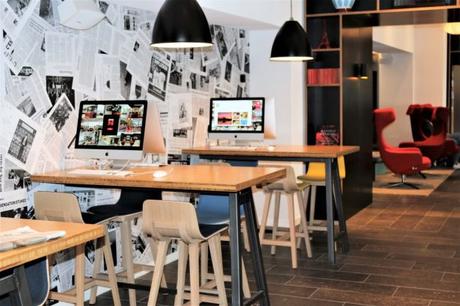 Un coin avec Mac à disposition au Citizen M