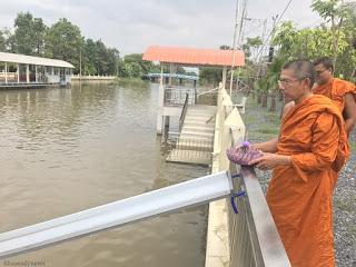 Thaïlande Loy Krathong, un temple déploie des rampes de mise a l'eau pour 9000 krathongs écologique a mérites