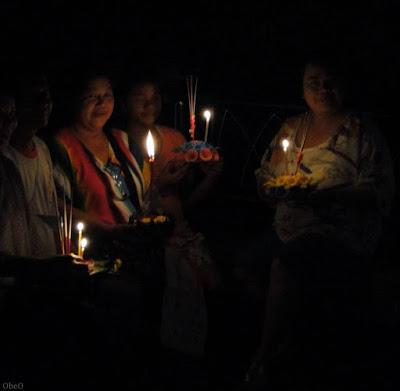 Thaïlande Loy Krathong, un temple déploie des rampes de mise a l'eau pour 9000 krathongs écologique a mérites