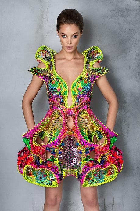 Cette robe a été créée avec des algorithmes et 25 000 cristaux Swarovski Cette robe a été créée avec des algorithmes et 25 000 cristaux Swarovski