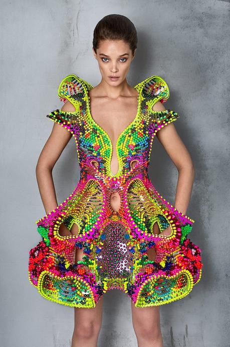 Cette robe a été créée avec des algorithmes et 25 000 cristaux Swarovski