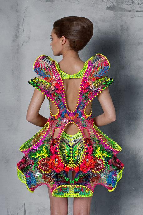 Cette robe a été créée avec des algorithmes et 25 000 cristaux Swarovski