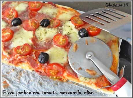 Pizza au jambon cru, tomate, mozzarella, olive