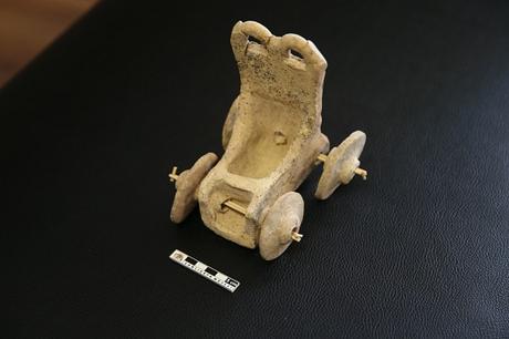 Un char jouet vieux de 5000 ans découvert en Turquie dans la tombe d'un enfant