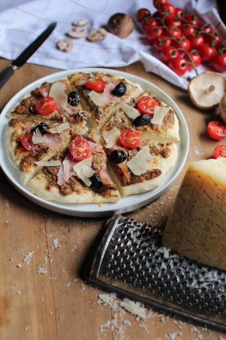 Pizza à la crème de champignons et de Grana Padano