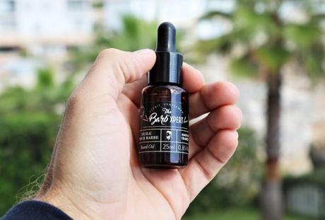 Huile pour barbe spécialement conçue pour adoucir le poil de barbe avec des ingrédients naturels Huile pour barbe spécialement conçue pour adoucir le poil de barbe avec des ingrédients naturels