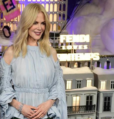 Nicole Kidman superbe à Paris pour inaugurer les vitrines du Printemps !
