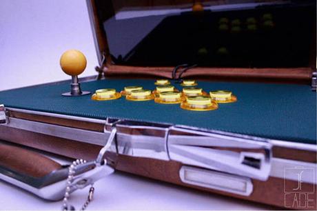 Il transforme des mallettes des 80’s en bornes d’arcade